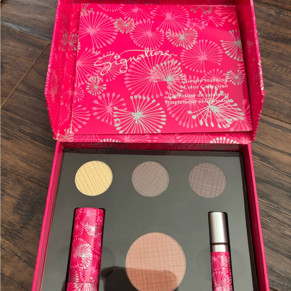 Signature Vibrant Eyeshadow Palette - Pink and Neutral Tones